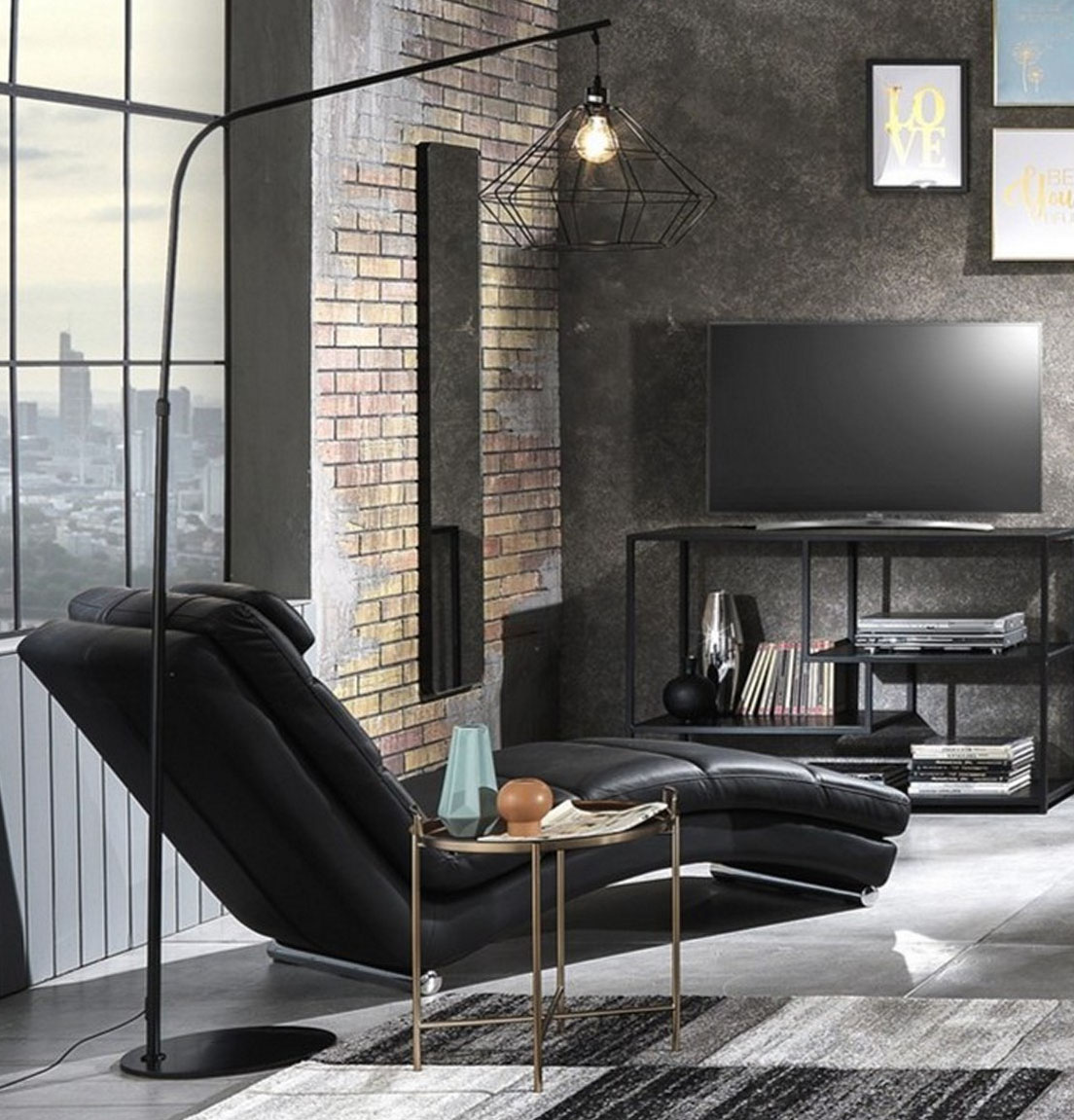 Permette di guardare un film in totale relax la chaise longue Sofia Black di Tomasucci che è rivestita in resistente ecopelle nera. Misura L 62 x P 172 x H 85 cm. Prezzo 650 euro. https://tomasucci.com