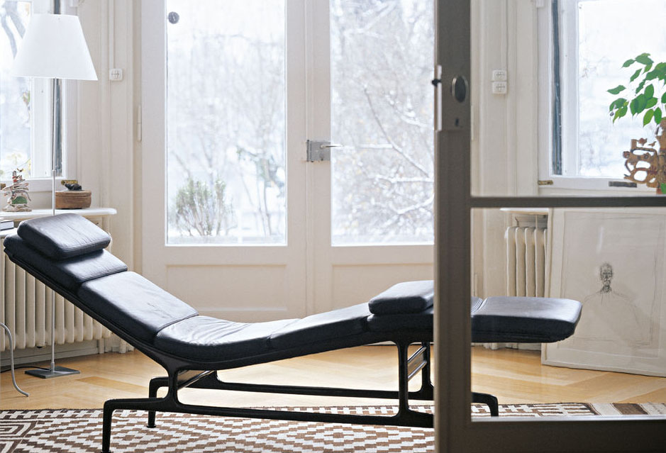 Iconica e senza tempo la chaise longue Soft Pad Chaise di Vitra disegnata da Charles & Ray Eames nel 1968: è composta da sei cuscini, uniti tramite cerniere, rivestiti in pregiata pelle nera e fissati al telaio in alluminio verniciato a polvere cioccolato. Sono inclusi due cuscini mobili per il massimo comfort. Misura L 192  x P 45 x H 73 cm. Prezzo a partire da 7.240 euro. https://www.vitra.com