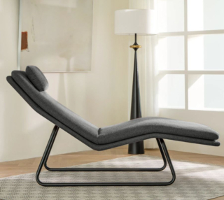 Ha il telaio realizzato in acciaio verniciato a polvere nero la chaise longue Soman di Studio Copenhagen in vendita su home24; è rivestita in tessuto Lynna grigio. Misura L 70 x P 168 x H 88 cm.  Prezzo 449,99 euro. https://www.home24.it