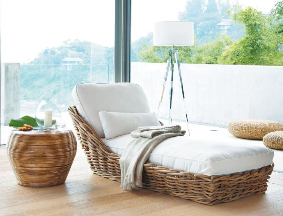 Ha la struttura realizzata in rattan intrecciato la chaise longue St Tropez di Maisons du Monde che è dotata di un materasso e di un cuscino rivestiti in tessuto idrorepellente sfoderabile color avorio. Posizionata davanti ad una finestra permette di dare vita ad una zona in cui rilassarsi godendosi la luce naturale e il paesaggio. Misura L 95 x P 182 x H 65 cm. Prezzo 659 euro. https://www.maisonsdumonde.com