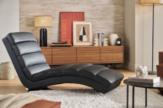 Poggia su due piedi in acciaio cromato la chaise longue Taylor di Miliboo che è completamente rivestita in poliuretano nero. La ricca imbottitura la rende la seduta ideale per il relax. Misura L 63 x P 169 x H 85 cm. Prezzo 449,99 euro. https://www.miliboo.it