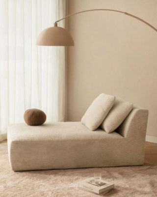 Può essere utilizzato anche da solo come chaise longue il modulo Temple di Sklum: ha una forma semplice e squadrata ed è rivestito in velluto a coste Beige Lin. È corredato di un cuscino coordinato sfoderabile che ne aumenta il comfort. Misura L 90 x P 165 x H 82 cm. Prezzo 339,95 euro. https://www.sklum.com