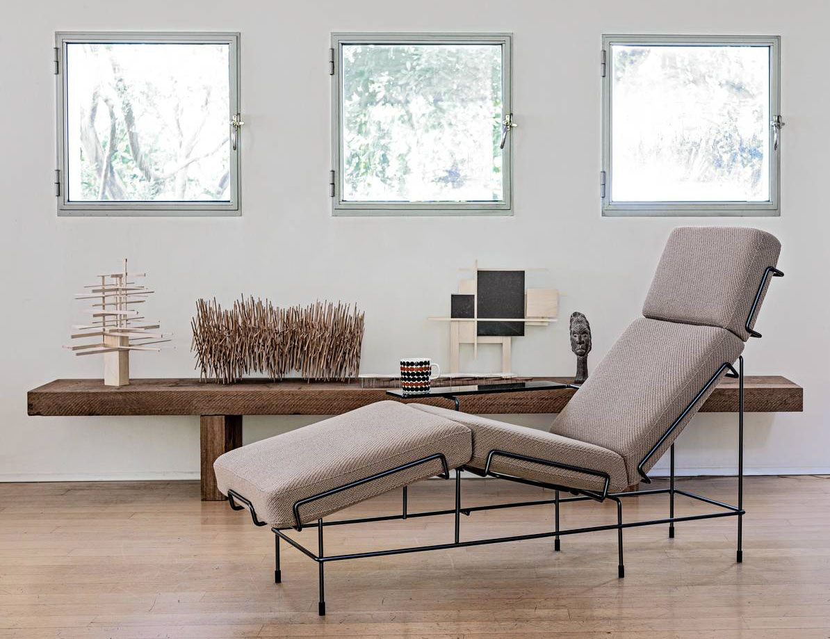 Una sottile struttura in tondino di acciaio nero per la chaise longue Traffic 2 di Magis che è dotata di una tavoletta in pietra acrilica laterale su cui appoggiare libri o piccoli oggetti. I cuscini sono imbottiti in poliuretano espanso rivestito in tessuto sfoderabile. Misura L 55 x P 70 x H 94 cm. Prezzo a partire da 3.050 euro. https://www.magisdesign.com/it