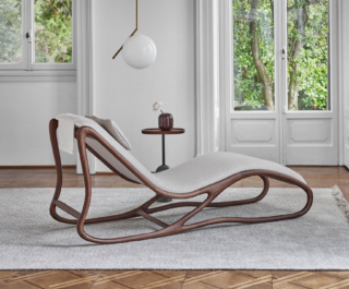 La chaise longue Twilli di Porada abbina una sinuosa struttura in pregiato legno massello di noce canaletta a una seduta rivestita in tessuto chiaro; è sfoderabile. È presente un comodo cuscinetto poggiatesta adattabile. Misura L 70 x P 185 x H 86 cm. Prezzo su richiesta. https://www.porada.it