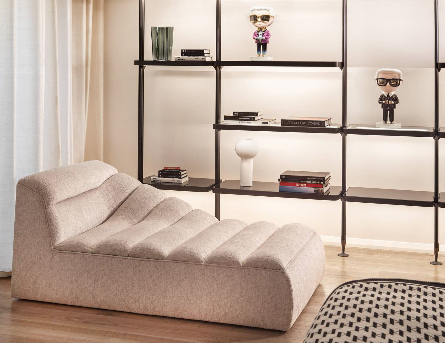 La chaise longue Wellen di KARL LAGERFELD MAISON ha una forma compatta e morbida, sottolineata dal basso schienale angolare; il rivestimento è disponibile in diverse finiture e colorazioni. Misura L 66 x P 147 x H 86 cm. Prezzo a partire da 7.460,30 euro (per la finitura base). https://karllagerfeldmaison.com