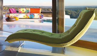 La chaise longue Arioso di Roche Bobois è caratterizzata da una ricca imbottitura in mousse e ovatta con un rivestimento in tessuto colorato; i sottili piedini sono realizzati in metallo nella finitura cromata. Misura L 162 x P 82 x H 87 cm. Prezzo 3.650 euro. https://www.roche-bobois.com/it