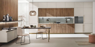 La venatura del Noce Eucalipto impreziosisce le ante delle basi e dei pensili nella cucina Metropolis di Stosa; le colonne e i pensili a sviluppo orizzontale hanno le ante in Pet Cachemere opaco che danno vita ad un raffinato contrasto. Il top è realizzato in pietra Neolith Calacatta Silk; le grandi maniglie godronate sono in metallo nella finitura Bronzo come le gambe del tavolo con il piano in fenix Cacao Orinoco. https://www.stosacucine.com