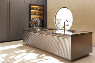 Dimensioni imponenti per l'isola che domina l'iconica cucina Cinqueterre di Schiffini disegnata da di Vico Magistretti: è realizzata interamente in alluminio anodizzato con il piano in Portoro, una pietra naturale, proveniente dal Golfo dei Poeti. Misura L 361,8 x P 144,9 x H 92,9 cm. Prezzo su richiesta. https://www.schiffini.it