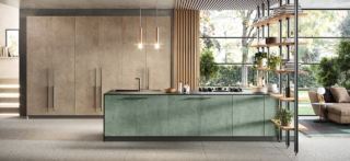 La composizione College di Moretti Compact Cucine si sviluppa intorno alla grande isola colorata che ospita la zona cottura e lavaggio e che, lateralmente, è completata dalla libreria bifacciale Virgo con la struttura in metallo nero. Le ante delle basi e delle colonne sono in melaminico nelle varianti Kena Verde, Kena bronzo e Rovere Miele. Un modulo base da 60 cm, prezzo 190 euro (esclusi top, gola o maniglia, zoccolo). https://cucine.moretticompact.it