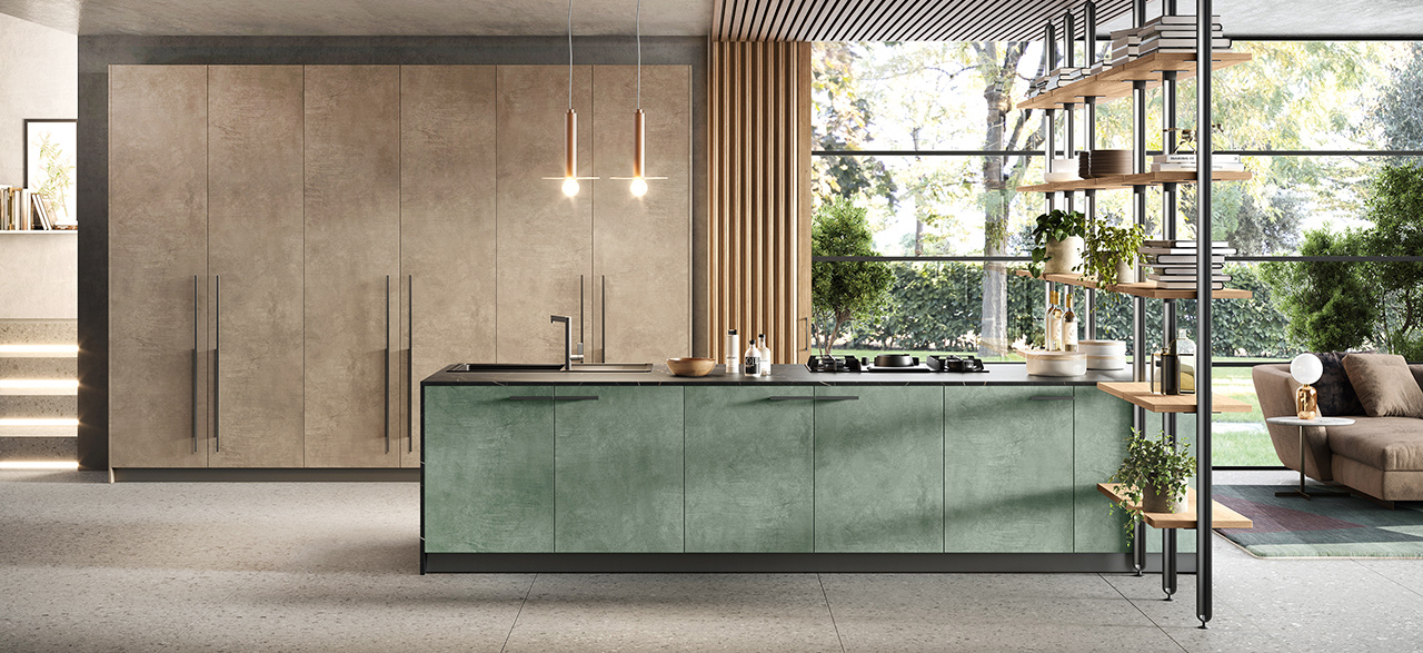 La composizione College di Moretti Compact Cucine si sviluppa intorno alla grande isola colorata che ospita la zona cottura e lavaggio e che, lateralmente, è completata dalla libreria bifacciale Virgo con la struttura in metallo nero. Le ante delle basi e delle colonne sono in melaminico nelle varianti Kena Verde, Kena bronzo e Rovere Miele. Un modulo base da 60 cm, prezzo 190 euro (esclusi top, gola o maniglia, zoccolo). https://cucine.moretticompact.it