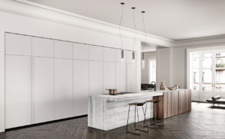 Una forma compatta per l'ampia isola atrezzata del modello Factory di Key Cucine che alterna pieni e vuoti: il marmo Travertino infatti dà vita ad una massa scavata che dà vita ad un raffinato contrasto con le ante a cornice in Rovere Gold. A parete trovano posto le numerose colonne bianche incassate, dotate di un interno in legno coordinato con l'isola, che danno vita ad una grande armadiatura multifunzione. Prezzo su richiesta. http://keysbabo.com