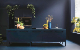 La composizione a isola Frame Kitchen di Fantin è realizzata in metallo riciclabile, nella scenografica finitura cromatica Oceano, ed è dotata di un piano cottura a induzione e di una vasca integrata nel piano di lavoro in vetro acidato in tinta, per un raffinato tono su tono. È disponibile nella variante a due o tre moduli e in 35 vivaci finiture cromatiche con vernici atossiche. Il modello a 3 moduli, con top in vetro, vasca, rubinetto e piano cottura induzione misura L 188 x P 67 x H 89 cm. Prezzo a partire da 8.633 euro. https://www.fantin.com