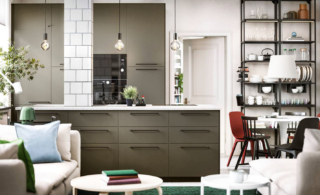Si integra perfettamente nella zona giorno la cucina Havstorp di Ikea Italia, grazie alla presenza di un'isola attrezzata con il piano a induzione e il lavello. Le ante con una finitura liscia sono declinate in una colorazione marrone-beige.  Il piano di lavoro chiaro dà vita ad un raffinato contrasto con gli elettrodomestici neri. La composizione misura L 240 x P 64 x H 228 cm. Prezzo 1.229 euro (inclusi 4 elettrodomestici). https://www.ikea.com