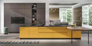 Una colorazione calda e accesa per la grande isola della cucina Karma di Stosa che ha le basi in laccato opaco Topazio e il  top in Neolith Basal Black Satin in cui trovano posto il lavello e il piano cottura; lateralmente è collocato il tavolo snack con il top in Termo strutturato Rovere Nodato. Le colonne in laccato opaco Lava danno vita ad un'ampia armadiatura a parete che ospita gli elettrodomestici. Prezzo su richiesta. https://www.stosacucine.com
