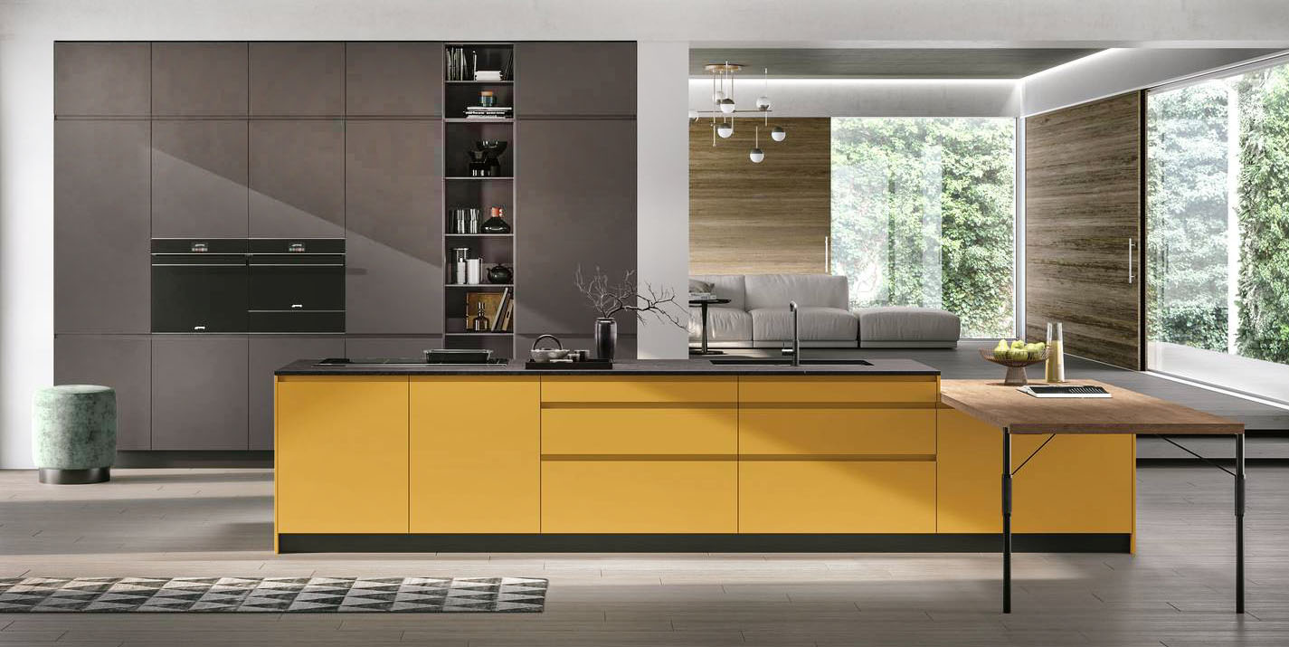 Una colorazione calda e accesa per la grande isola della cucina Karma di Stosa che ha le basi in laccato opaco Topazio e il  top in Neolith Basal Black Satin in cui trovano posto il lavello e il piano cottura; lateralmente è collocato il tavolo snack con il top in Termo strutturato Rovere Nodato. Le colonne in laccato opaco Lava danno vita ad un'ampia armadiatura a parete che ospita gli elettrodomestici. Prezzo su richiesta. https://www.stosacucine.com