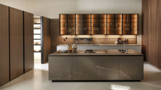 La composizione Margo Levitas di Euromobil è dominata dalla presenza dell'isola squadrata che accoglie la zona lavaggio e quella cottura. Le basi in rovere sabbiato Sbiancato dialogano con i pensili Levitas che hanno il telaio in alluminio laccato Champagne e il vetro extrachiaro trasparente, con una maniglia integrata a scomparsa. I piani top, i coprifianchi e lo schienale sono realizzati in quarzite Taj Mahal. Prezzo su richiesta. https://www.euromobil.com/it