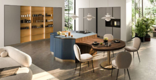 È la protagonista indiscussa della zona giorno l'isola della composizione Penelope di ARAN Cucine grazie alla insolita forma arrotondata, al top e alle basi realizzate in HPL Blu Berta Ker opaco, al piano snack sfalsato in HPL Rovere Rubra Alevé. Un modulo base da 60 cm, prezzo a partire da 264 euro + Iva. https://www.arancucine.it