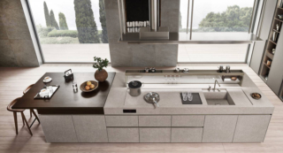 L'isola operativa, compatta e monomaterica, declinata nella finitura Stone e Nevada Canneté e attrezzata con la zona cottura e la zona lavaggio, è il fulcro della cucina Sign di Ernestomeda; inoltre, è dotata di una penisola scorrevole Move On Plus che funge da zona snack e preparazione, ma con un semplice gesto svela un’area sottostante attrezzata per ottimizzare gli spazi e rendere ogni funzione pratica e veloce. Prezzo su richiesta. https://www.ernestomeda.com