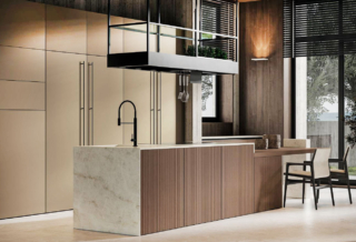 Unisce il fascino del legno a quello del marmo pregiato la grande isola,  attrezzata con fuochi e lavello, della cucina di Arrex che si apre completamente sul living. Il top e il supporto del piano snack, impiallacciato in Rovere Rhum, sono realizzati in pregiato Marmo Taj Mahal. Un modulo base da 60 cm, prezzo 618 euro + iva. https://www.arrex.it