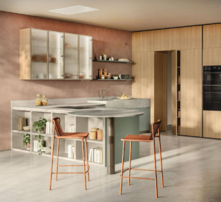 Le tonalità pastello della cucina Essenza di Scavolini danno vita ad un ambiente fresco e accogliente. È presente una penisola con le basi realizzate in decorativo Selva, il piano in gres porcellanato Perla e il piccolo piano colazione, con un'insolita forma circolare, nella finitura Cosmopolite Mint. Le ante delle colonne sono in Rovere Gold; i pensili hanno il telaio in alluminio nella finitura Champagne e vetro Screen. Prezzo su richiesta. https://www.scavolini.com/it