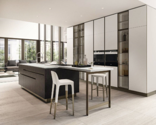 Si apre completamente sulla zona giorno l'ampia composizione di Veneta Cucine che si sviluppa intorno all'isola centrale Iconica, in Frassino Scuro, attrezzata e dotata di un bancone snack laterale con il piano rettangolare coordinato con il top e il supporto Rock. Le colonne in vetro bianco puro del modello Ri-flex danno vita ad una grande armadiatura a parete. Un modulo base da 60 cm, prezzo a partire da 378 euro. https://www.venetacucine.com