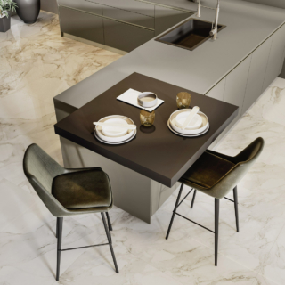 La penisola della composizione Loft 2.2 di Arrex Le Cucine è dotata di un piano snack scorrevole Silde realizzato in Laminato Fenix Cacao Orinoco, in contrasto con il piano di lavoro in Laminato Fenix Grigio Londra come le ante, che una volta aperto permette di mangiare in coppia. Un modulo base da 60 cm, prezzo 502 euro + Iva. https://www.arrex.it