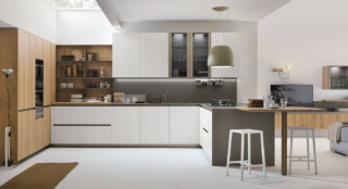 Si ispira allo stile nordico la composizione ad angolo Natural di Stosa che accosta le ante in Rovere Bianco a quelle in Rovere Miele. La penisola ha il top in pietra Neolith grigia, come lo schienale, e integra il piano snack, dalla forma squadrata, che permette di consumare pasti veloci e aumenta la superficie di lavoro a disposizione. I pensili con le ante in vetro permettono di esporre bicchieri e stoviglie come in una vetrina. Prezzo su richiesta. https://www.stosacucine.com