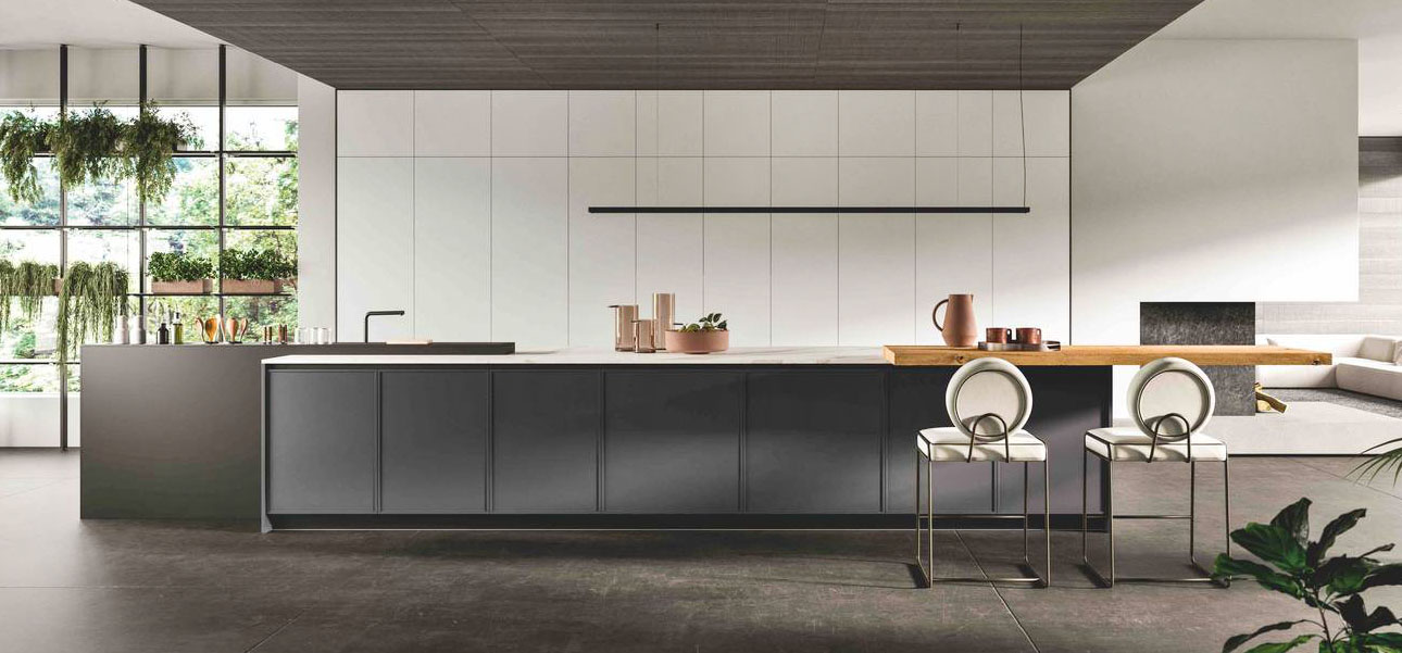 Fa parte della collezione R1 di Rastelli la cucina dominata dalla presenza della grande isola attrezzata e dotata di un piano snack rettangolare, di dimensioni contenute, in appoggio sul top, realizzato in E:Wood rovere Matrix. La grande armadiatura a parete è formata da colonne con le ante bianche. Prezzo su richiesta. https://rastellidesign.it