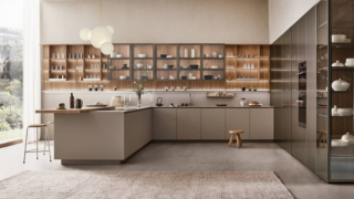 Una forma a golfo per l'ampia cucina Sign di Ernestomeda che, lateralmente, è dotata di un'armadiatura a colonne da un lato e da una penisola attrezzata con un piccolo piano snack scorrevole Move-on in appoggio sul top. Le basi hanno le ante lisce in Fenix beige arizona coordinato con il piano di lavoro. La boiserie attrezzata è dotata di pannellature in hi-melamine olmo namibcanneté e di scaffali a giorno. Prezzo su richiesta. https://www.ernestomeda.com/it