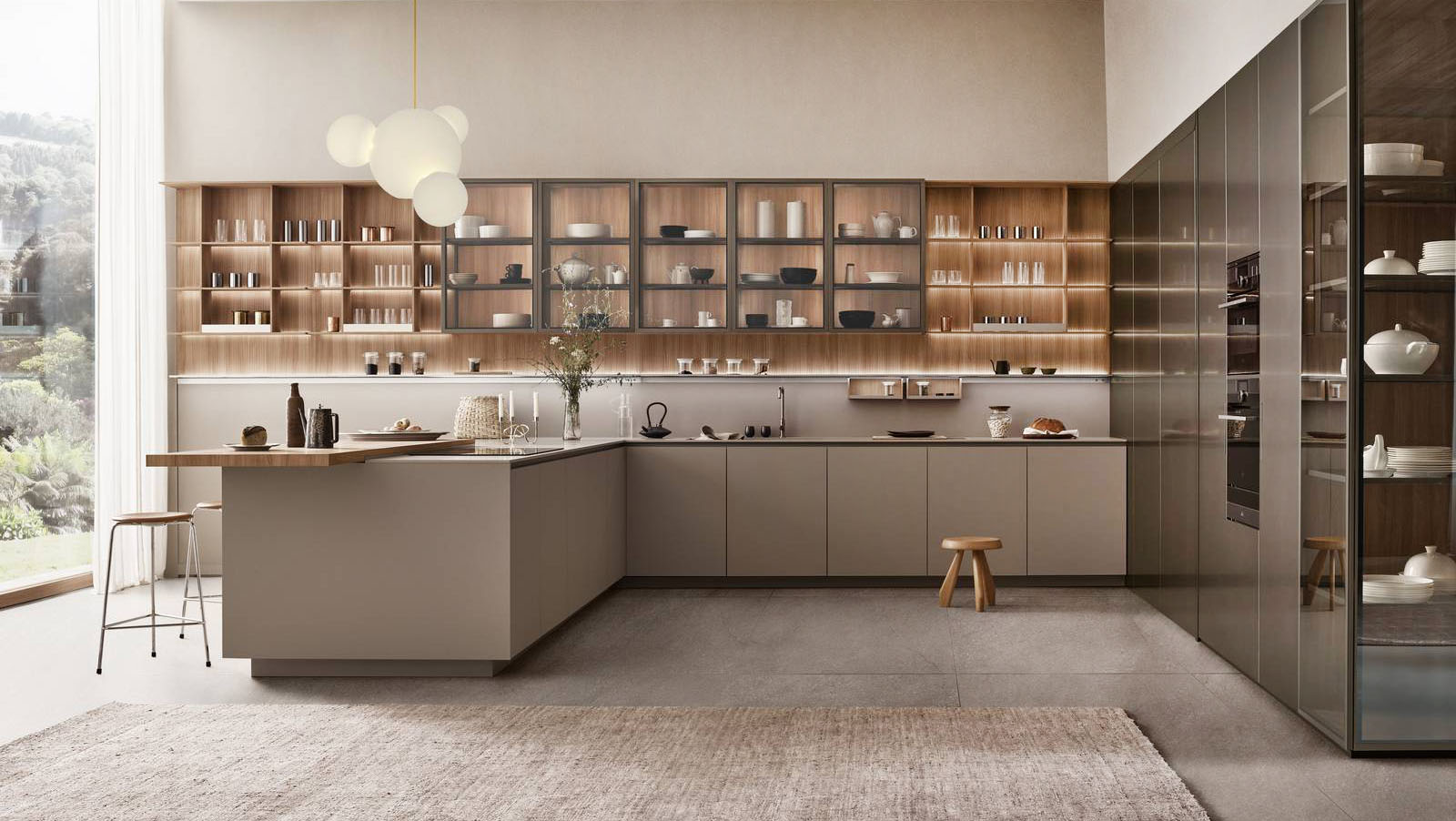 Una forma a golfo per l'ampia cucina Sign di Ernestomeda che, lateralmente, è dotata di un'armadiatura a colonne da un lato e da una penisola attrezzata con un piccolo piano snack scorrevole Move-on in appoggio sul top. Le basi hanno le ante lisce in Fenix beige arizona coordinato con il piano di lavoro. La boiserie attrezzata è dotata di pannellature in hi-melamine olmo namibcanneté e di scaffali a giorno. Prezzo su richiesta. https://www.ernestomeda.com/it