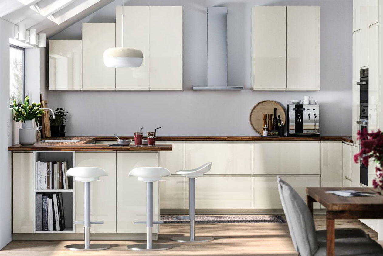 La cucina con le ante Voxtorp di Ikea Italia ha uno stile minimalista sottolineato dai frontali lisci nella colorazione beige chiaro lucido, privi di maniglie, che creano un contrasto con il top effetto legno. La piccola penisola laterale è dotata di un mini bancone snack che consente di consumare pasti veloci. L'anta Voxtorp misura L 60 x P 80 cm, prezzo 38 euro. https://www.ikea.com