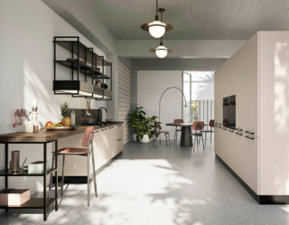 La composizione a binario up design di Ar-Tre è caratterizzata dalla presenza di un piccolo bancone in HPL rovere bruciato che dà vita ad una postazione da usare non solo per consumare i pasti, ma anche come angolo studio. Le colonne a parete sono realizzate in laccato opaco mandorla e le basi in nella finitura nodo laccato, un'essenza legnosa fiammata nella stessa tonalità per un ambiente armonioso e luminoso. Prezzo su richiesta. https://www.ar-tre.it/it