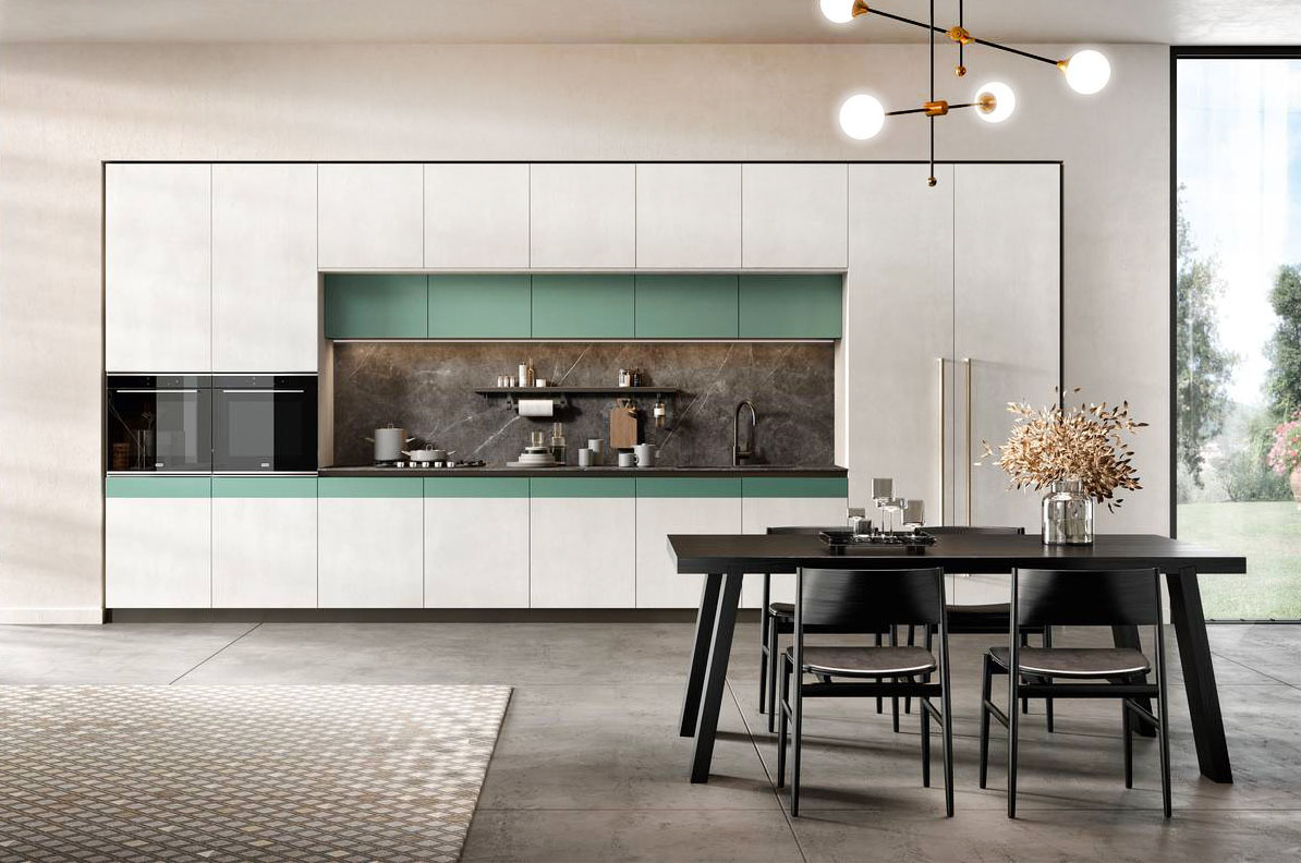 È caratterizzata da una doppia fila di pensili, a doppia profondità, con le ante in melaminico effetto resina e in laccato verde salvia opaco, che danno vita a un raffinato contrasto cromatico la composizione lineare a parete Natural di Moretti Compact Cucine. Lo schienale in gres Imperiale è dotato di una barra portaoggetti per organizzare gli accessori. Un modulo base da 60 cm, prezzo 258 euro (esclusi top, gola o maniglia, zoccolo). https://cucine.moretticompact.it