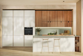 Fa parte del programma Daytona di Arrex la cucina  che è composta da una penisola, da tre colonne e da una serie di grandi pensili Loft 2.2 con le ante  nella finitura Style Quercia America. Le basi e le colonne hanno le ante nella finitura Line laccato opaco in una colorazione chiara; il piano di lavoro, gli schienali e i fianconi sono realizzati in Tecniplan Ecotone Atlantis. Un modulo base da 60 cm, prezzo € 467 + iva. https://www.arrex.it