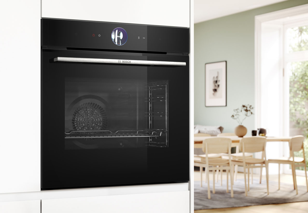 Selezionare tutte le funzioni del forno a vapore Serie 8 HRG7761B1 di Bosch è semplice perché basta muovere il dito sull'anello rotante digitale inciso nel pannello di controllo e confermare l'impostazione desiderata. Con Aria Calda 4D, il calore viene distribuito in modo rapido e uniforme anche quando si cuoce simultaneamente su 4 livelli. Capiente 71 litri, ha 20 funzioni e combinazioni di cottura e grazie allo spegnimento automatico, i programmi vengono interrotti esattamente quando il piatto è pronto. In classe A, può essere impostato e controllato anche tramite l'app Home Connect. È largo 60 cm. Prezzo da rivenditore. www.bosch-home.com/it