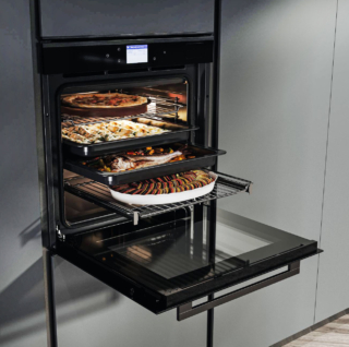 In finitura Black Steel, il forno FMY 99 HS BK Full Steam Mythos di Franke è dotato di programma Menù Completo che permette di cuocere fino a 4 livelli simultaneamente. Con 19 funzioni di cottura, ha programmi Cookassist con 60 ricette automatiche, tra cui quella per cuocere la pizza, e 15 funzioni speciali. Funziona con tecnologia Multifunzione Full Steam, è capiente 73 litri e ha display TFT full touch a colori che assicura un’interazione intuitiva e immediata. L’uso è infine agevolato dalla guida telescopica che facilita l’estrazione delle teglie, migliorando comfort e sicurezza. È largo 60 cm. Prezzo 2.549 euro. www.franke.com