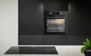 La tecnologia 3D Airmove nel forno S4 BO6504B02 di Silverline provvede alla corretta ed omogenea distribuzione del calore per consentire di cuocere contemporaneamente diversi tipi di cibo disposti su tre vassoi. L’ampia cavità da 72 litri e le 8 funzioni di cottura, garantiscono versatilità e risultati sempre uniformi ed ha programma speciale per cucinare la pizza. Il vetro anti-impronta facilita la pulizia quotidiana e i comandi a manopola intuitivi rendono semplici le impostazioni. In classe A, è largo 60 cm. Prezzo 663 euro. www.silverlineitalia.com/it