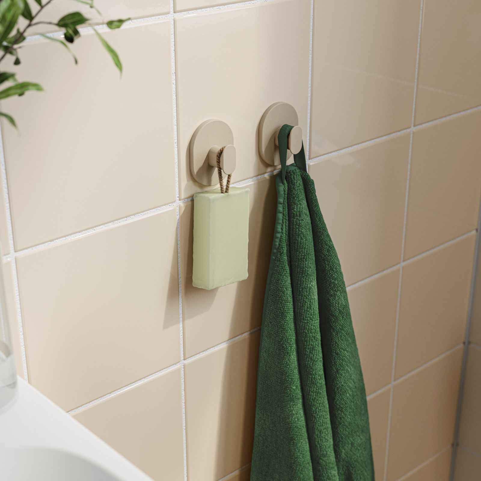 I ganci FLORSJÖN di Ikea sono ideali per appendere asciugamani e altri oggetti accanto al lavabo o alla doccia. Di colore beige, si montano con un kit di fissaggio adesivo e supportano un peso massimo di 4 kg. Ciascun gancio misura L 4,4 x P 2,5 x H 5,6 cm. Prezzo di due ganci 3,95 euro. www.ikea.com