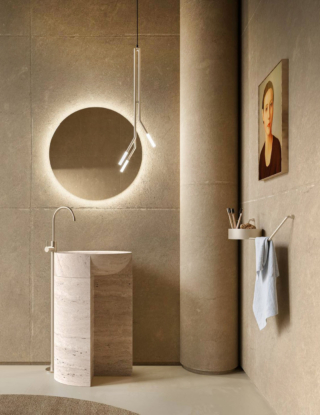 La lampada a soffitto Twins 2 di Cerasa è caratterizzata da un design essenziale ed elegante, sottolineato dalla presenze degli steli sottili realizzati in metallo nella finitura Champagne, dotati di illuminazione a Led. Codice IP44. Misura L 26,2 x P 8 x H 166,9 cm. Prezzo 431 euro + IVA. https://www.cerasa.it La lampada a soffitto Twins 2 di Cerasa è caratterizzata da un design essenziale ed elegante, sottolineato dalla presenze degli steli sottili realizzati in metallo nella finitura Champagne, dotati di illuminazione a Led. Codice IP44. Misura L 26,2 x P 8 x H 166,9 cm. Prezzo 431 euro + IVA. https://www.cerasa.it