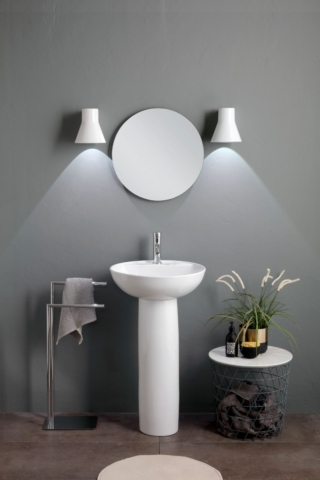Il lavabo a colonna Le Ciotole di Iperceramica è in ceramica bianco lucido. Con foro miscelatore e senza troppopieno, misura Ø 50 x H 88 cm. Prezzo 554,80 euro.  www.iperceramica.it