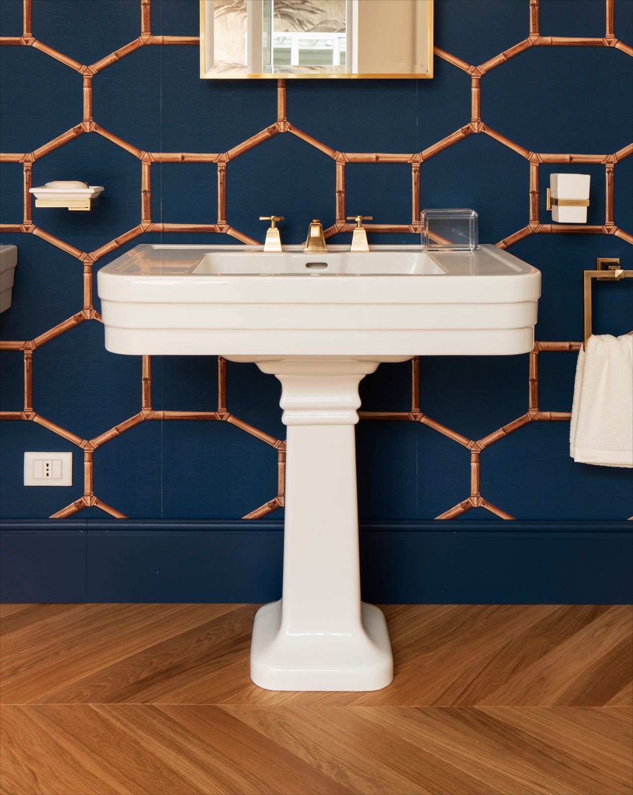 Il lavabo a colonna Nobel di Devon & Devon si presenta con l'estetica delle architetture Art Déco. È disponibile nelle versioni a 1 o 3 fori. Misura L 86 x P 56 cm. Prezzo, Iva esclusa, con colonna 1.699,79 euro. www.devon-devon.com