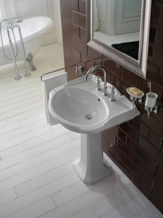 È in stile classico il lavabo a colonna Paestum di Ceramica Globo dal grande bacino in finitura bianco lucido. Misura 62 x 54 x H 82 cm. Prezzo su richiesta. www.ceramicaglobo.com