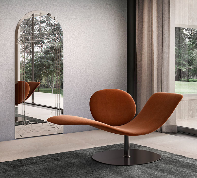Si ispira alla silhouette di una colomba la poltrona chaise longue Dove di Natuzzi Italia che è caratterizzata da una forma asimmetrica e da una base girevole, in metallo nella finitura cromo nero, che permette di ruotarla a piacere. È disponibile rivestita in tessuto o in pelle. Misura L 175 x P 80 x H 85 cm. Prezzo su richiesta. https://www.natuzzi.com