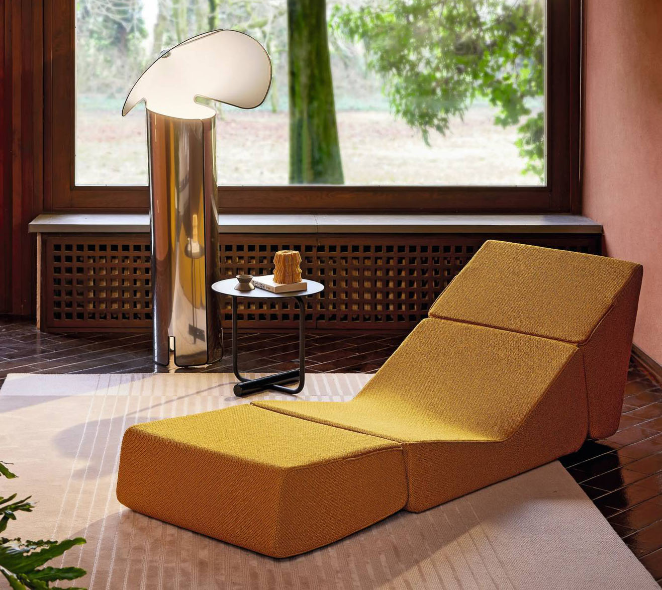 La poltrona Galeotta di Zanotta in vendita su Archiproducts si trasforma in una chaise longue grazie ai cuscini ribaltabili. É completamente realizzata in poliuretano espanso a quote differenziate ed è rivestita in tessuto sfoderabile giallo senape, ma è disponibile in numerose altre varianti di colore. Misura L 67 x P 99/190 x H 74/59 cm. Prezzo 2.909,70 euro. https://www.archiproducts.com