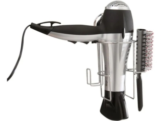 Il porta asciugacapelli a muro Best Lock Bath distribuito da OBI è in metallo cromato. Si fissa con ventosa in gomma e sostiene un carico massimo di 2 kg. È resistente all’acqua. Misura L 13,5 x P 15,5 x H 20,3 cm. Prezzo 12,79 euro. www.obi-italia.it