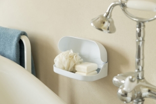 È in plastica in colori assortiti il portaspugna/portasapone Nikka di Bama richiudibile e applicabile con biadesivo, incluso nella confezione. Misura L 22 x P 12,5 x H 7 cm. Prezzo 4,40 euro. www.bamagroup.com