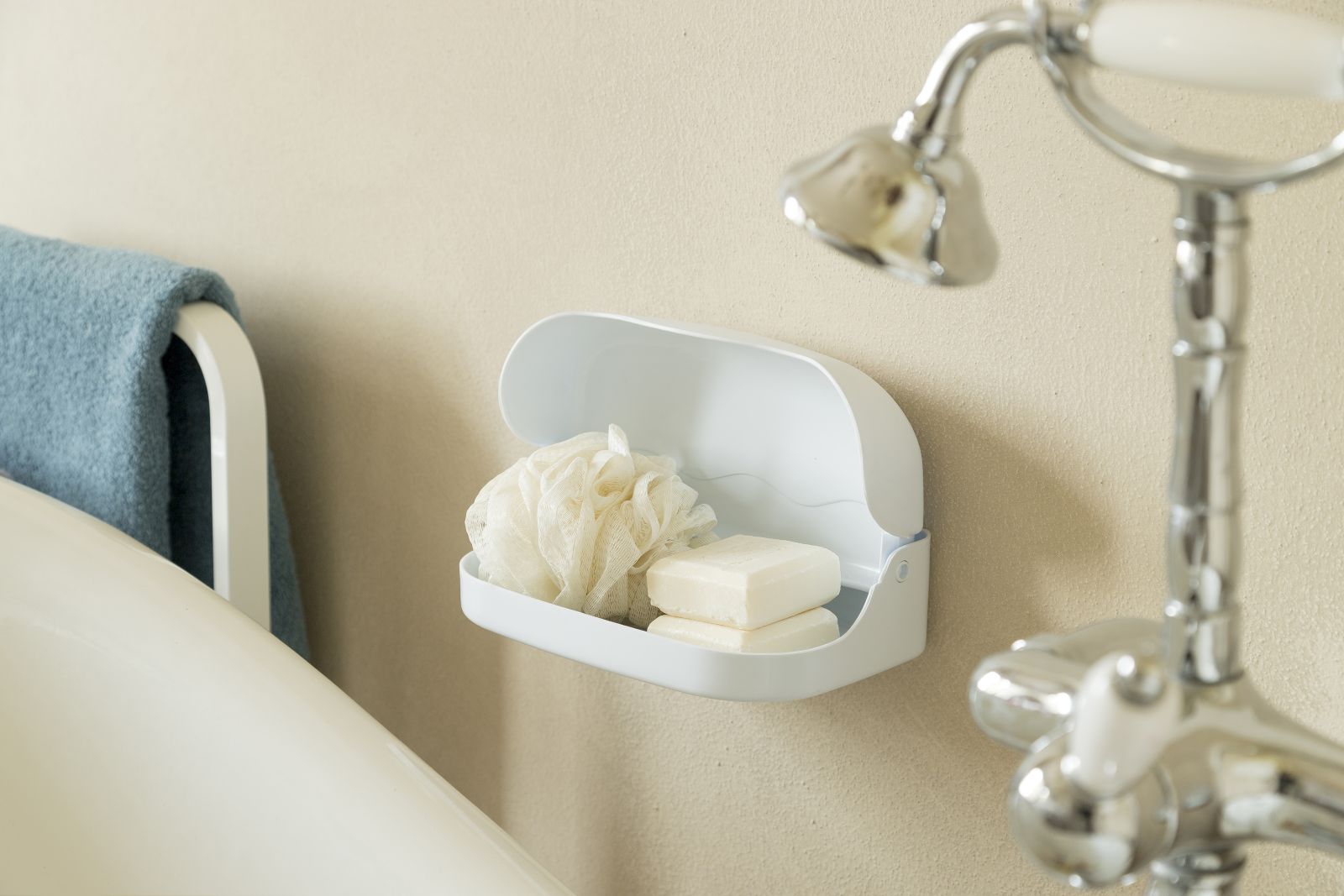 È in plastica in colori assortiti il portaspugna/portasapone Nikka di Bama richiudibile e applicabile con biadesivo, incluso nella confezione. Misura L 22 x P 12,5 x H 7 cm. Prezzo 4,40 euro. www.bamagroup.com