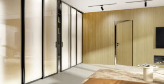 A sinistra sistema di chiusura Porte Flessya e sulla parete di fondo boiserie e porta Flessya N00, cannettato Rovere 