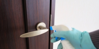 pulire la maniglia delle porte pulire la maniglia delle porte