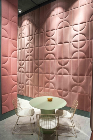 Rivestimento fonoassorbente per pareti Alma di Isolspace, che si ispira al contrasto che diventa armonia, agli opposti che si attraggono. Un intreccio di linee rette e curve che si uniscono a creare suggestioni sempre nuove e diverse. Si tratta di una piastrella fonoassorbente che permette di creare boiserie acustiche eleganti e raffinate, un rivestimento morbido e piacevole. Disponibile in quattro diverse palette di tessuti. https://isolspace.it/it/collezioni/panoramica-alma/